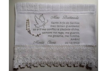 TOALHA DE BATIZADO ORAÇÃO SANTO ANJO COM TERÇO E RENDA GUIPIR